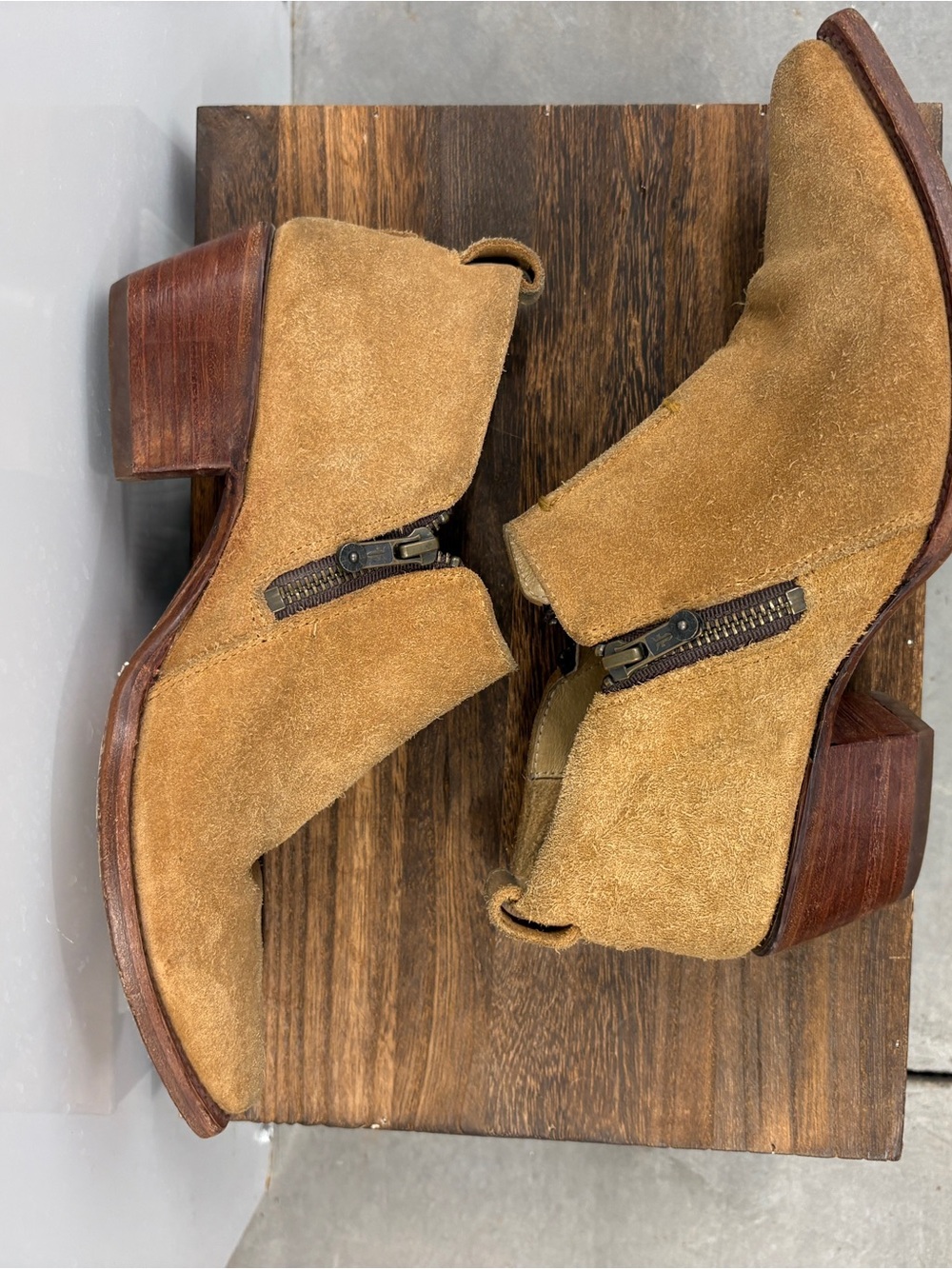 FRYE Women's 8.5 B Suede Western Ankle Boots Sand Tan Pointed Toe Zip Boots